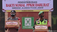 Kapolresta Bandung Kombes Pol Hendra Kurniawan dan Dandim 0624 Kabupaten Letkol Arh Dhama memimpin langsung pembagian sembako tersebut.