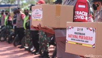 Sembako itu diangkut menggunakan mobil dan motor, dikemas dalam boks berwarna cokelat. Nantinya, sembako itu akan dibagikan untuk pedagang yang ada di wilayah Kota Bandung.