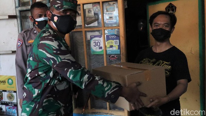 Polresta Bandung distribusikan 3 ribu paket sembako untuk warga yang terdampak PPKM Darurat. Selain sembako, obat dan vitamin juga turut dibagikan untuk warga.