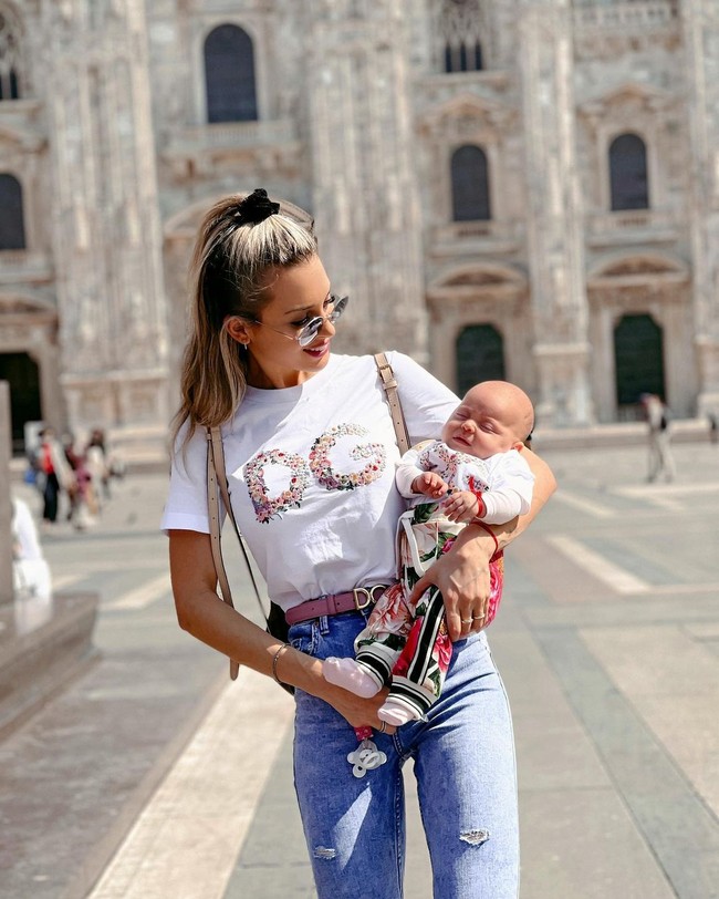 Agustina Gandolfo adalah kekasih Lautoro Martinez yang seorang model dan selebgram. Wanita cantik itu pun dikenal punya tubuh yang langsing juga atletis. Setelah melahirkan, ia jadi perbincangan karena perutnya langsung mengecil. Foto: Instagram @agus.gandolfo