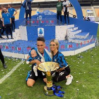 Pasangan itu memang sering pamer kemesraan di Instagram dan pada Februari lalu mereka memiliki seorang anak perempuan yang diberi nama Nina. Foto: Instagram @agus.gandolfo