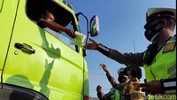 Pantauan di pos penyekatan pertigaan Brebes Timur Jumat pagi pukul 08.00, ratusan mobil baik truk barang maupun mobil pribadi yang akan masuk Jawa Tengah dari tol mengantre untuk diperiksa. Puluhan petugas diterjunkan untuk mengecek kelengkapan dokumen kendaraan. Dari ratusan mobil ini, sebagian besar diputar balik dan dialihkan ke tol.  