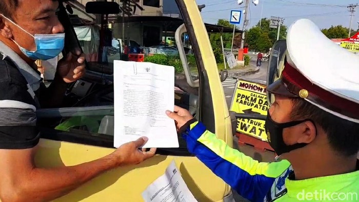 Akses masuk ke Jawa Tengah ditutup selama PPKM Darurat. Sejumlah kendaraan terpaksa putar balik di pos penyekatan yang ada di wilayah Brebes.