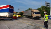 Ratusan kendaraan dari luar Jawa Tengah diputar balik di hari pertama penutupan akses masuk Jawa Tengah di Brebes.  