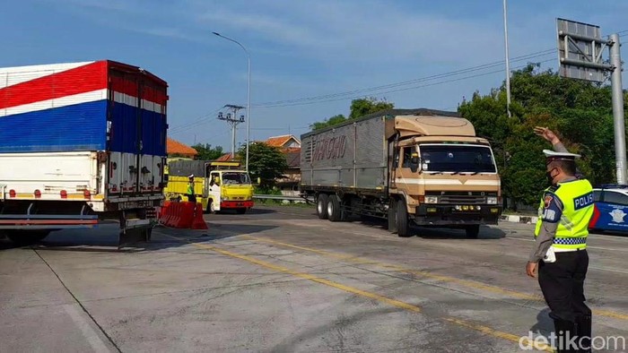 Akses masuk ke Jawa Tengah ditutup selama PPKM Darurat. Sejumlah kendaraan terpaksa putar balik di pos penyekatan yang ada di wilayah Brebes.