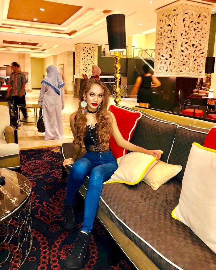 Alyssa Spischak Romantisnya Alyssa Spischak dan Suami Bulenya saat Bersantap di Restoran Bawah Laut