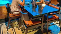 Nah, kalau yang satu ini adalah momen kulineran mewah Alyssa Spischak dan sang suami. Mereka memilih restoran dengan pemandangan keindahan di dalam laut. Foto: Instagram @alyssaspischak