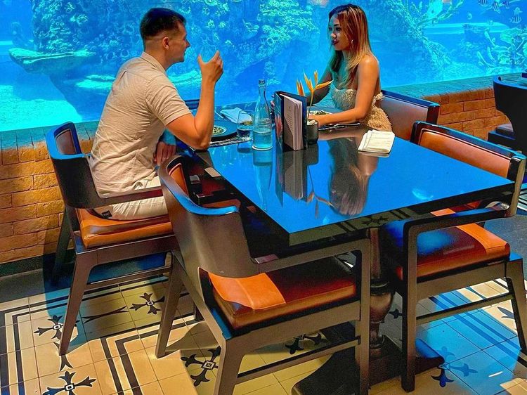 Romantisnya Alyssa Spischak dan Suami Bulenya saat Bersantap di Restoran Bawah Laut