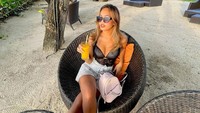 Lagi-lagi orange juice, Alyssa Spischak menikmati minuman favoritnya sambil ditemani dengan pemandangan pantai yang indah. Foto: Instagram @alyssaspischak