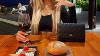 Alyssa Spischak juga sering nongkrong di kafe-kafe hits di Bali. Seperti pada momen ini, ia menikmati roti dan dessert manis. Foto: Instagram @alyssaspischak