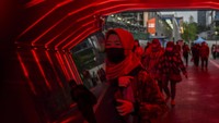 Dana yang dimiliki pengusaha makin lama makin tipis sehingga efisiensi pekerja menjadi jalan terakhir yang harus dilakukan. ANTARA FOTO/Galih Pradipta  