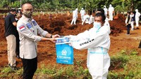 Anggota DPR RI Dapil Kota Bogor-Cianjur ini memberikan bantuan vitamin, uang dan nasi boks kepada petugas pemakaman sebagai bentuk terima kasih atas pengabdian menunaikan tugas di masa Pandemi.  
