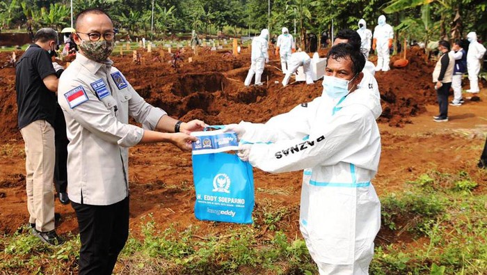 Angka Kematian Tinggi, Sekjen PAN Berikan Bantuan Petugas Pemakaman Sekjen PAN Eddy Soeparno memberikan bantuan kepada petugas pemakaman COVID-19. Hal ini karena kerja mereka yang berat akibat tingginya angka kematian.