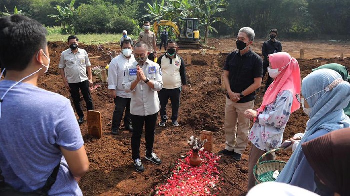 Angka Kematian Tinggi, Sekjen PAN Berikan Bantuan Petugas Pemakaman Sekjen PAN Eddy Soeparno memberikan bantuan kepada petugas pemakaman COVID-19. Hal ini karena kerja mereka yang berat akibat tingginya angka kematian.