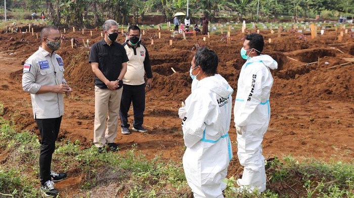 Angka Kematian Tinggi, Sekjen PAN Berikan Bantuan Petugas Pemakaman Sekjen PAN Eddy Soeparno memberikan bantuan kepada petugas pemakaman COVID-19. Hal ini karena kerja mereka yang berat akibat tingginya angka kematian.