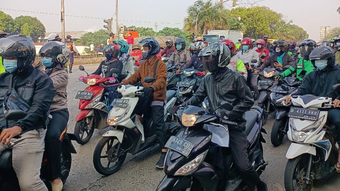 Antrean kendaraan sejauh 500 meter jelang titik penyekatan di Jalan Daan Mogot, Jakbar