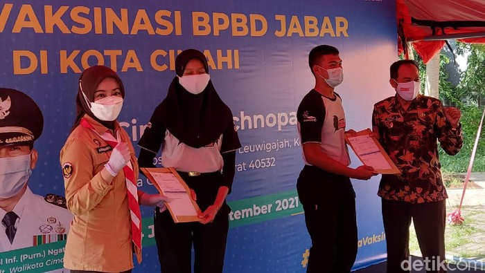 Atalia Praratya meninjau vaksinasi COVID-19 di Cimahi.