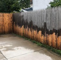 Pagar kayu setelah 12 jam dibersihkan. Dari warna abu-abu jadi coklat. Foto: Dok. Reddit