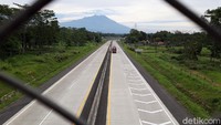 Sepinya kendaraan yang melintas di jalan tol tersebut terjadi di dua arah. Baik yang dari arah Semarang menuju Solo atau sebaliknya, Solo menuju Semarang.
