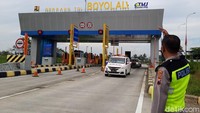 Petugas melakukan pemeriksaan terhadap kendaraan yang akan masuk ke tol. Jika tidak dilengkapi dengan dokumen surat tugas atau surat tanda registrasi pekerja (STRP), vaksinasi dan hasil swab tes.