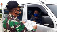 Sedangkan jika dokumen tidak lengkap, atau tidak masuk sektor kritikal dan esensial, maka diminta putar balik. 