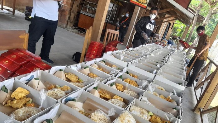 Berbagi lewat seporsi soto kuali untuk warga isolasi mandiri
