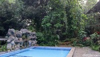 Andai sedang tidak diterapkan Pemberlakuan Pembatasan Kegiatan Masyarakat (PPKM) Darurat, traveler bisa menjajal kolam renang. 