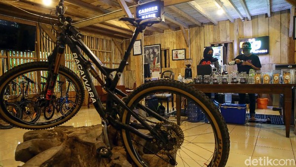 Pengunjung juga bisa mencicipi aneka sajian di restoran dan kafe, yang menawarkan kopi susu yang spesial, kopi susu kambing etawa. Pengunjung juga bisa mencicipi aneka sajian di restoran dan kafe, yang menawarkan kopi susu yang spesial, kopi susu kambing etawa.Â