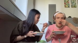 Baru Pertama Kali Makan Bubur Ayam, Bule Inggris Ini Doyan Banget!
