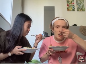Baru Pertama Kali Makan Bubur Ayam, Bule Inggris Ini Doyan Banget!