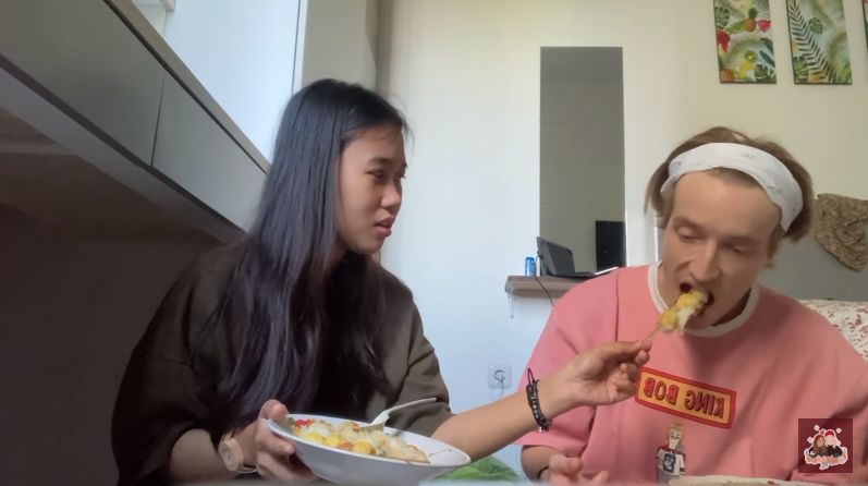 Bule Makan Bubur Ayam