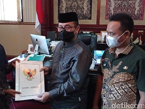 Banjir Tawaran Kerja Usai Dipecat Sekuriti, Kuli Cirebon Ini Pilih Ikut Dedi Mulyadi