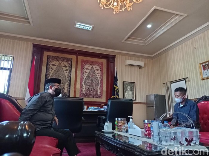 Bupati cirebon bertemu dengan Sudrajat, kuli bangunan yang dipecat sekuriti