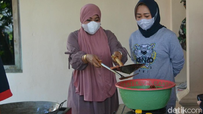Bupati Purbalingga Dyah Hayuning Pratiwi mengunjungi dapur umum Yayasan Bara Trisna Buana, Jumat (16/7/2021).