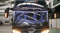Soal jantung pacu, bus ini menggunakan sasis dan mesin Mercedes-Benz OH 1526, yang di atas kertas mengusung kapasitas 6.374 cc, 6 silinder segaris, turbocharger, intercooler. Mesin itu bisa menghasilkan tenaga puncak 260 dk pada 2.200 rpm dan torsi maksimum 950 Nm pada 1.200-1.600 rpm. Foto: Dok. Adiputro