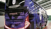 Dari tampilan eksterior, bus official Rans Cilegon FC ini menggunakan kombinasi warna hitam dan ungu. Kemudian tersemat logo J99 Corp. yang notabene  nama perusahaan milik Gilang Widya Pramana. Selain itu, di bagian bodi samping belakang disematkan pula Rans Cilegon FC berukuran besar. Foto: Dok. Adiputro