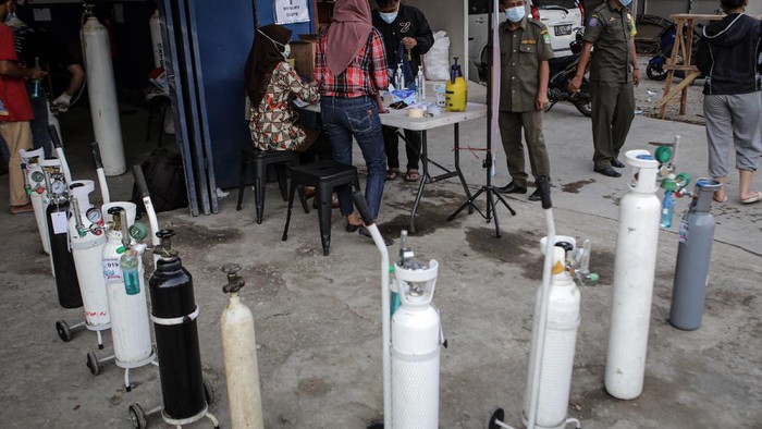 Catat, Ada Posko Pengisian Tabung Oksigen Gratis di Tangerang Melonjaknya kasus COVID-19 membuat permintaan akan oksigen ikut meningkat. Di Tangerang, seorang pengusaha dirikan posko pengisian tabung oksigen gratis.
