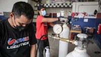 Pekerja melakukan pengisian tabung oksigen secara gratis untuk masyarakat di kawasan Ciledug, Kota Tangerang, Banten, Jumat (16/7/2021).