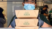 Dapur Ruben baru membuka gerainya pada akhir 2020 lalu. Berdirinya gerai Dapur Ruben ini ternyata diawali dari gerakan sosial berbagi makanan di pasa pandemi. Foto: Instagram @dapurruben