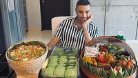 Sebagai penggemar makanan sunda, Didi juga pernah menampilkan fotonya bersama sebakul nasi liwet dan kue serabi. Wah makannya banyak juga ya.  Foto: instagram @ didiriyadi_official