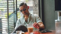Kali ini minumannya bukan kopi hitam tapi latte. Kopi susu dengan tambahan es batu ini jadi teman santai Didi di sore hari. Foto: instagram @ didiriyadi_official