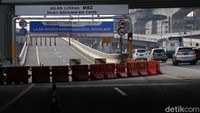 Tampak barier dipasang untuk menutup akses masuk ke Jalan Tol Layang Mohamed Bin Zayed (MBZ).  