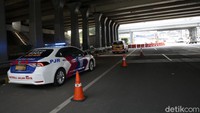 Mobil patroli polisi pun disiagakan di depan akses masuk ke Jalan Tol Layang Mohamed Bin Zayed (MBZ).  