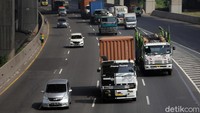 Sementara itu Jalan Tol Jakarta Cikampek tampak ramai lancar.  