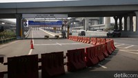 Masyarakat yang terpaksa tetap bepergian atau karyawan yang bekerja di perusahaan sektor esensial dan kritikal bisa menggunakan jalan tol lain. Misalnya, Jakarta-Cikampek bawah.  