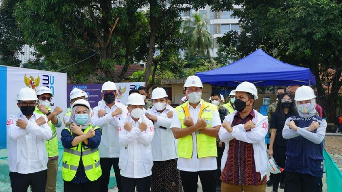 Satgas Lawan COVID-19 DPR tinjau pembangunan RS modular COVID-19 di Jakarta Barat, Jumat (16/7/2021).