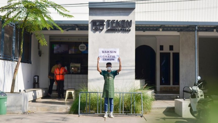 DPRD Garut bagikan bantuan untuk warga di tengah PPKM Darurat.