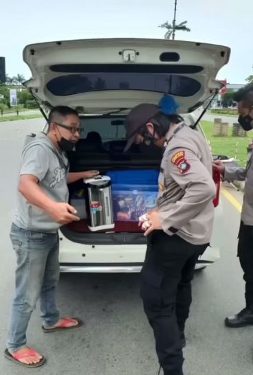 Driver Taksi Online Bagikan Kopi Gratis untuk Petugas di Pos PPKM Darurat yang ada di Batam