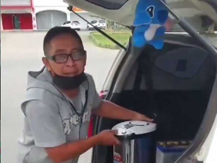 Driver Taksi Online Bagikan Kopi Gratis untuk Petugas di Pos PPKM Darurat yang ada di Batam