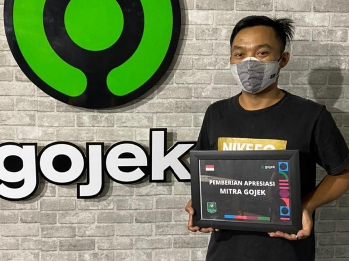 Driver taksi online mendapat penghargaan dari Gojek Bandung